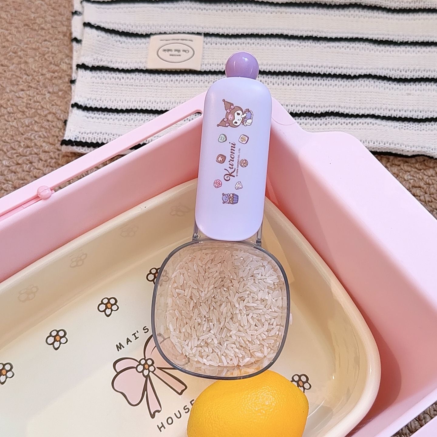 Cute household rice scoop with measurement markings
